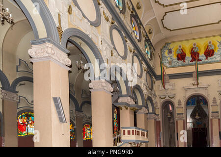 Interieur, Dreifaltigkeitskirche, in Amharisch als Kidist Selassie, Äthiopische Orthodoxe Kirche Tewahedo Kirche bekannt, Ruhestätte für Kaiser Haile Selassie + Stockfoto