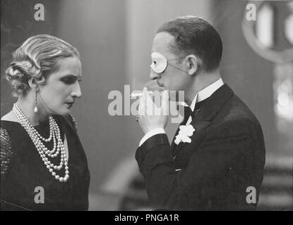 Original Film Titel: DOCE HOMBRES Y UNA MUJER. Englischer Titel: zwölf Männer und eine Frau. Jahr: 1934. Regie: Fernando DELGADO. Stars: MARIANO ASQUERINO; IRENE LOPEZ HEREDIA. Credit: STAR FILME S.A./Album Stockfoto