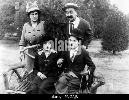 Original Film Titel: ERSTE SCHRITTE. Englischer Titel: ERSTE SCHRITTE. Jahr: 1914. Regisseur: Charlie Chaplin. Stars: MACK SWAIN; MABEL NORMAND; Charlie Chaplin; PHYLLIS ALLEN. Bild: KEYSTONE/Album Stockfoto