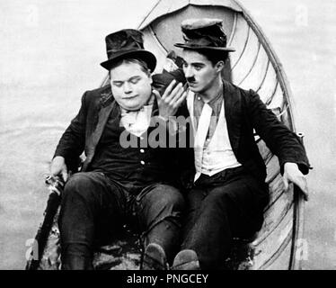 Original Film Titel: der Alleskönner. Englischer Titel: The ROUNDERS. Jahr: 1914. Regisseur: Charlie Chaplin. Stars: Charlie Chaplin; ROSCOE 'FATTY' ARBUCKLE. Bild: KEYSTONE/Album Stockfoto