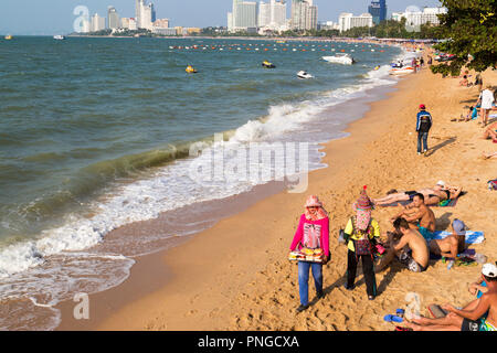 Touristen und Herstellern, die in Pattaya, Chonburi, Thailand Stockfoto