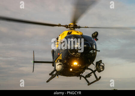 Metropolitan Police Hubschrauber Eurocopter EC145 G-MPSC landet. Bewegen. Auge in den Himmel. Suchscheinwerfer Stockfoto