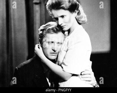 Original Film Titel: VROUW TUSSEN HOND EN WOLF, EEN. Englischer Titel: Frau zwischen Wolf und Hund. Jahr: 1979. Regie: André Delvaux. Stars: Rutger Hauer; MARIE-CHRISTINE BARRAULT. Credit: GAUMONT/Album Stockfoto