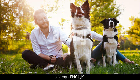 Schönes Paar wenige Hunde und Kleben in der Natur Stockfoto