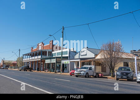 Main Street Dunedoo NSW Australien mit Bäcker, Apotheke und ein Hotel. Stockfoto