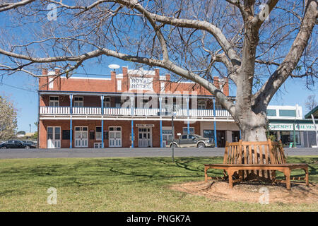 Park gegenüber dem Royal Hotel, Dunedoo, NSW, Australien. Stockfoto