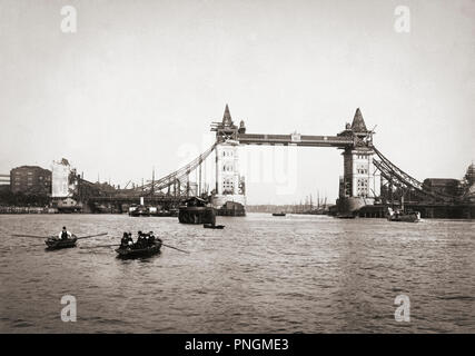 London, England. Die Tower Bridge über die Themse, 1894. Stockfoto