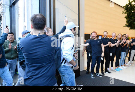 Die ersten Kunden, geben Sie die Apple Store in der Regent Street, Central London, als das iPhone XS und XS Max gehen auf Verkauf in Großbritannien zum ersten Mal, zusammen mit dem Apple Watch Serie 4. Stockfoto