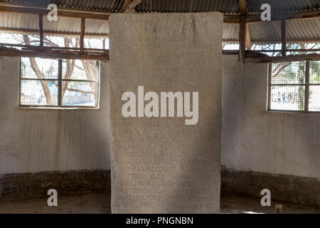 Tri-lingual Tablet eingeschrieben in Griechisch, Sabaean & Ge'ez, König Ezana's Park, Axum, Äthiopien Stockfoto
