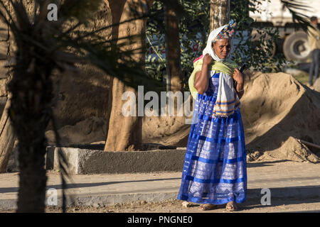 Frau in einer Straße von Axum Äthiopien Stockfoto
