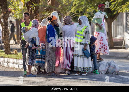 Gruppe Chatten, während sie darauf warteten, die Straße zu überqueren, Straße von Axum Äthiopien Stockfoto
