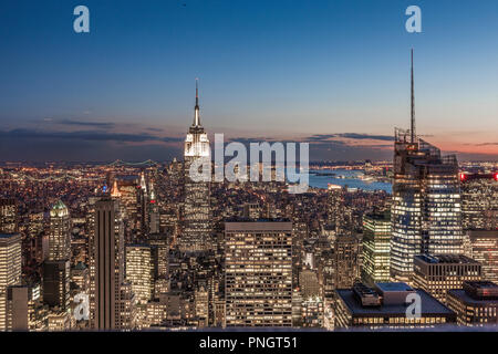 New York, USA. 07. Oktober 2008. Blick auf die Stadt und das Empire State Building von der Rockerfeller Center New York, USA Stockfoto