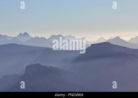 Bergketten vom Berg Niesen, Berner Oberland gesehen. Die Schweiz. Stockfoto