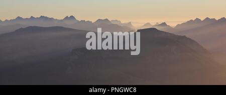 Atemberaubenden Sonnenuntergang Blick vom Mount Niesen, Schweiz. Stockfoto