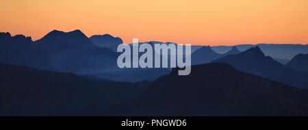 Die Berge bei Sonnenuntergang. Blick vom Mount Niesen. Stockfoto