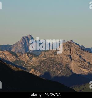 Berggipfel vom Berg Niesen, Schweiz gesehen. Dent de Ruth. Stockfoto