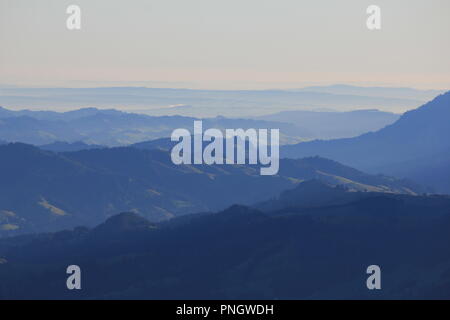 Am frühen Morgen im Berner Oberland. Blick vom Mount Niesen, Schweiz. Stockfoto