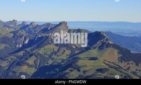 Mount Stockhorn am Morgen, Blick vom Mount Niesen, Schweiz. Stockfoto