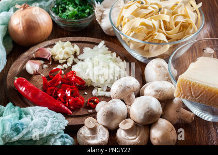 Zutaten bereit für Bandnudeln mit Champignon in Pilz Soße vorbereiten Stockfoto