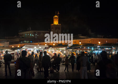 25-02-11. Marrakesch, Marokko. Platz Jemaa el-Fna in der Nacht. Es ist ein öffentlicher Platz mit kleinen Kaufleute, Händler & Entertainer, beliebt bei Touristen & Stockfoto