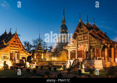 Phra Singh Tempel Gebäude Beleuchtung in blau Himmel Abend. Chiang Mai, Thailand. Stockfoto