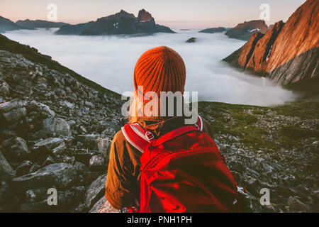 Backpacker wandern Outdoor Aktiv Ferien reisen Abenteuer lifestyle Frau Sonnenuntergang in den Bergen Stockfoto