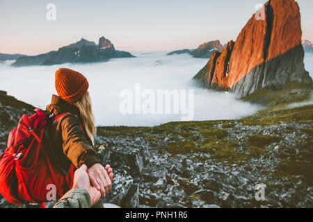 Paar romantische folgen Hände halten Wandern in den Bergen reisen Freundschaft lifestyle Konzept Familie zusammen verbringen aktiv Abenteuer Ferien moder