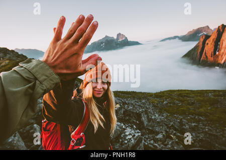 Reisen paar Freunde geben fünf Hände outdoor Wandern in den Bergen Abenteuer lifestyle positive Emotionen Konzept Familie zusammen auf Reise Ferien Stockfoto