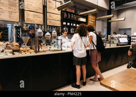 New York City, USA - 25. Juni 2018: die Leute bestellen Essen und Getränke an der Theke an retro styled Cafe in Manhattan Stockfoto