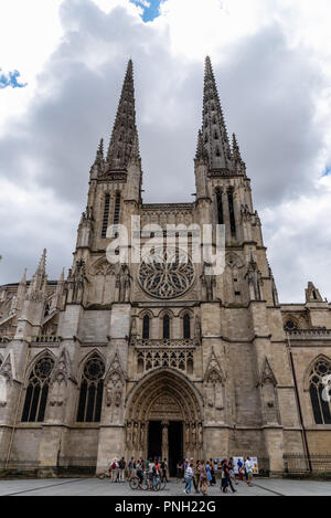 Bordeaux, Frankreich - 22. Juli 2018: Die vordere Tür des St. Andrew Kathedrale von Bordeaux. Stockfoto