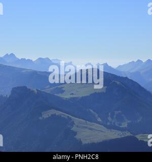 Wiriehore und die anderen Berge im Berner Oberland. Atemberaubende Aussicht vom Berg Niesen. Die Schweiz. Stockfoto