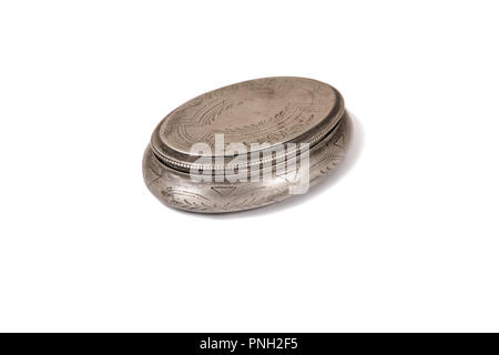 Vintage silver round Box auf weißem Hintergrund mit Schatten isoliert. Stockfoto