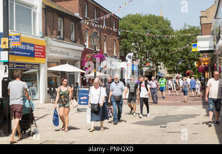 Menschen Einkaufen in der Fußgängerzone High Street, Poole, Dorset, England, Großbritannien Stockfoto