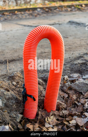 Rot Orange Wellpappe Ummantelung für elektrische Leitungen, auf ein Gebäude Baustelle Stockfoto