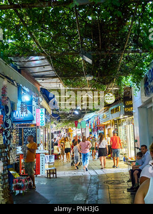 Bodrum, Türkei - Juli 5, 2018. Touristen Einkaufen in den Straßen von Bodrum Downtown Basar. Provinz Mugla, Türkei. Stockfoto