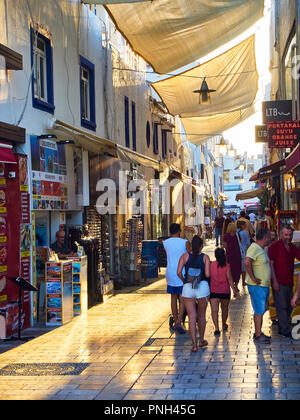 Bodrum, Türkei - Juli 5, 2018. Touristen zu Fuß auf den Straßen von Bodrum Downtown Basar. Provinz Mugla, Türkei. Stockfoto