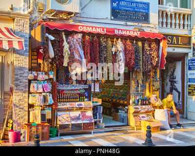 Bodrum, Türkei - Juli 5, 2018. Ein türkisches Gewürze Shop in einer Straße in der Innenstadt. Provinz Mugla, Türkei. Stockfoto