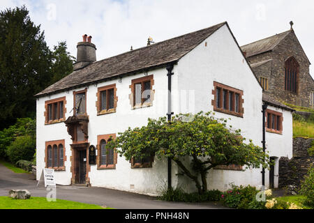 Äußere des 16. Jahrhunderts Gymnasium im Dorf Hawkshead, Cumbria. Das Gymnasium wurde im Jahr 1585 gegründet. Das Gebäude stammt aus dem Jahr 1675 Stockfoto