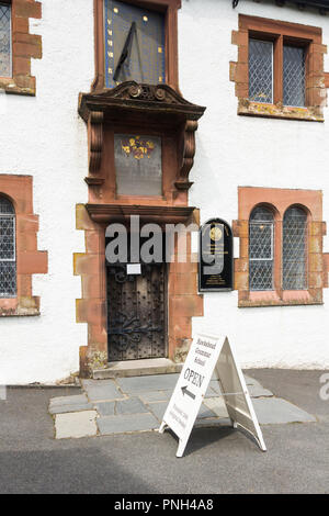 Äußere des 16. Jahrhunderts Gymnasium im Dorf Hawkshead, Cumbria. Das Gymnasium wurde im Jahr 1585 gegründet. Das Gebäude stammt aus dem Jahr 1675 Stockfoto