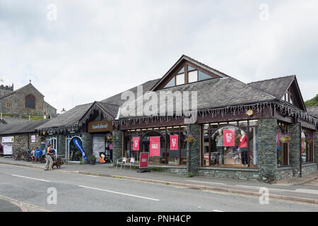 Hawkshead Familie Outdoor Outfitters Store direkt an der Hauptstraße, Ambleside Cumbria, Teil einer Kette von zehn Outdoor Bekleidung und Ausrüstung Stores in Großbritannien Stockfoto