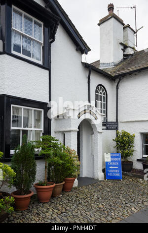 Methodistische Kirche außen, den Platz, Ambleside Cumbria. Das Gebäude selbst war ursprünglich ein Ferienhaus, eine Kapelle im Jahre 1862. Stockfoto