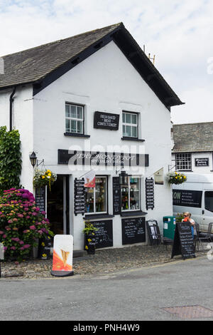 Der Honeypot ist Spezialist Lebensmittel Shop in Hawkshead, Cumbria. Der shop Quellen von kleinen lokalen Produzenten von Honig, Konfitüren, Chutneys, gekochtem Fleisch Stockfoto