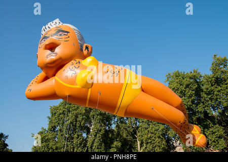 Kampagne organisiert von yanny Bruere Sadiq Khan als Bürgermeister von London zu stürzen, mit einem riesigen Bikini-plattierten Ballon von Herrn Khan, London wieder sicherer zu machen. Stockfoto