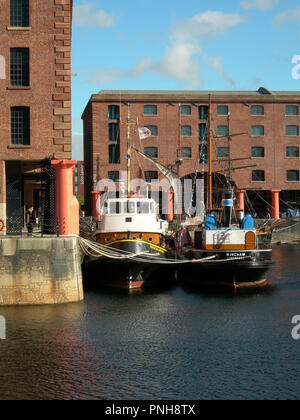 Rund um Großbritannien - Boote, die neben dem Albert Dock, Liverpool, gefesselt sind Stockfoto