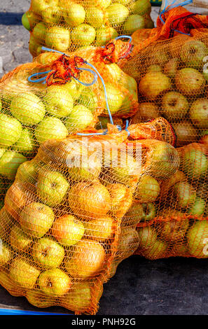 Eine neue Lieferung an eine deutsche Apfelwein Winery - Säcke voller schöner frische Äpfel. Stockfoto