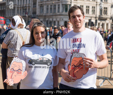 Yanny Bruere, Veranstalter der Aktion Sadiq Khan als Bürgermeister von London zu stürzen, mit einem riesigen Bikini-plattierten Ballon von Herrn Khan, London wieder sicherer zu machen. Stockfoto