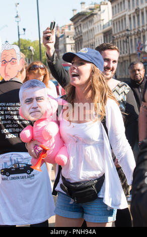 Kampagne organisiert von yanny Bruere Sadiq Khan als Bürgermeister von London zu stürzen, mit einem riesigen Bikini-plattierten Ballon von Herrn Khan, London wieder sicherer zu machen. Stockfoto