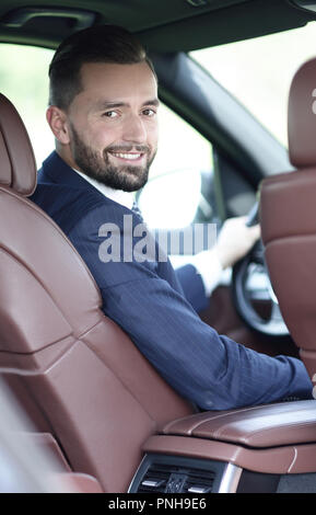 Unternehmer sitzen am Steuer eines Autos, und wenn man die Kamera Stockfoto