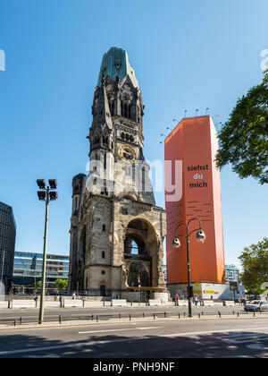 Berlin, Deutschland - 27. Mai 2017: Kaiser-Wilhelm-Kirche, Turm und moderne Glockenturm in Berlin, Deutschland. Beschädigte Turm ist ein Symbol für Berli Stockfoto