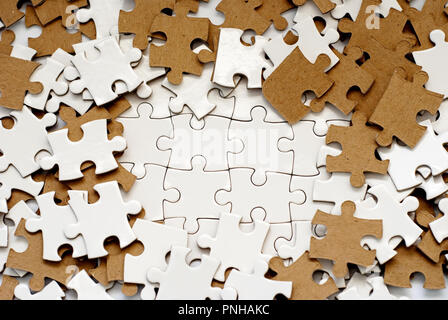 Haufen weiße und braune Puzzlesteine Stockfoto